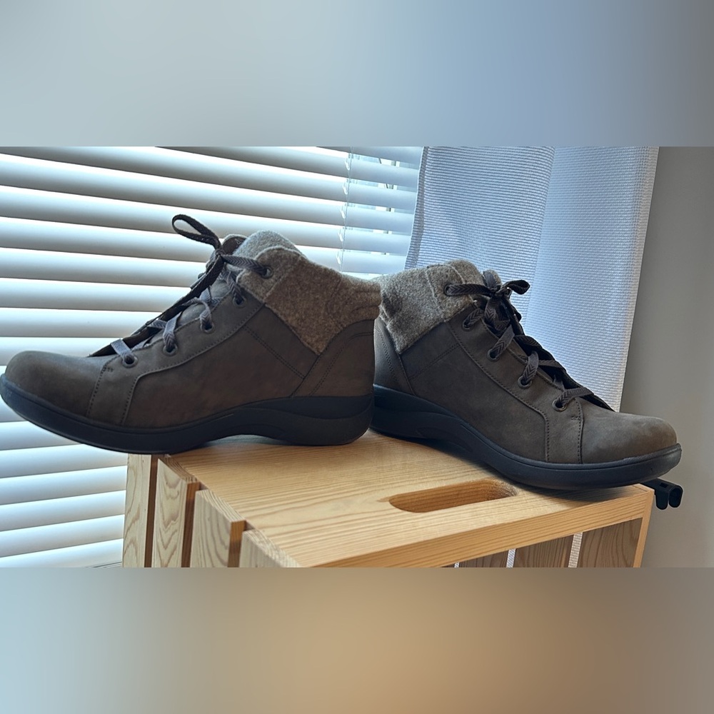 Aravon Waterproof Booties - Picture 5 of 11